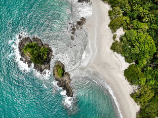 Una isla junto a la selva y la playa entre las olas