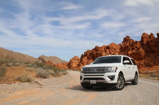 SUV en una carretera del desierto