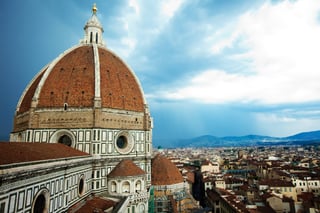 La cúpula y el techo de una iglesia clásica en Italia