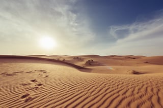 Un desierto vacío con el sol