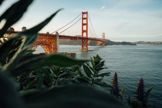 Puente Golden Gate con buen clima y aguas tranquilas